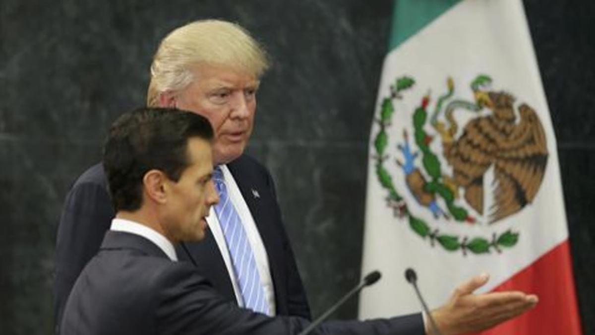 Donald Trump y Enrique Peña Nieto llegan a la rueda de prensa en la residencia presidencial de Los Pinos, ayer.