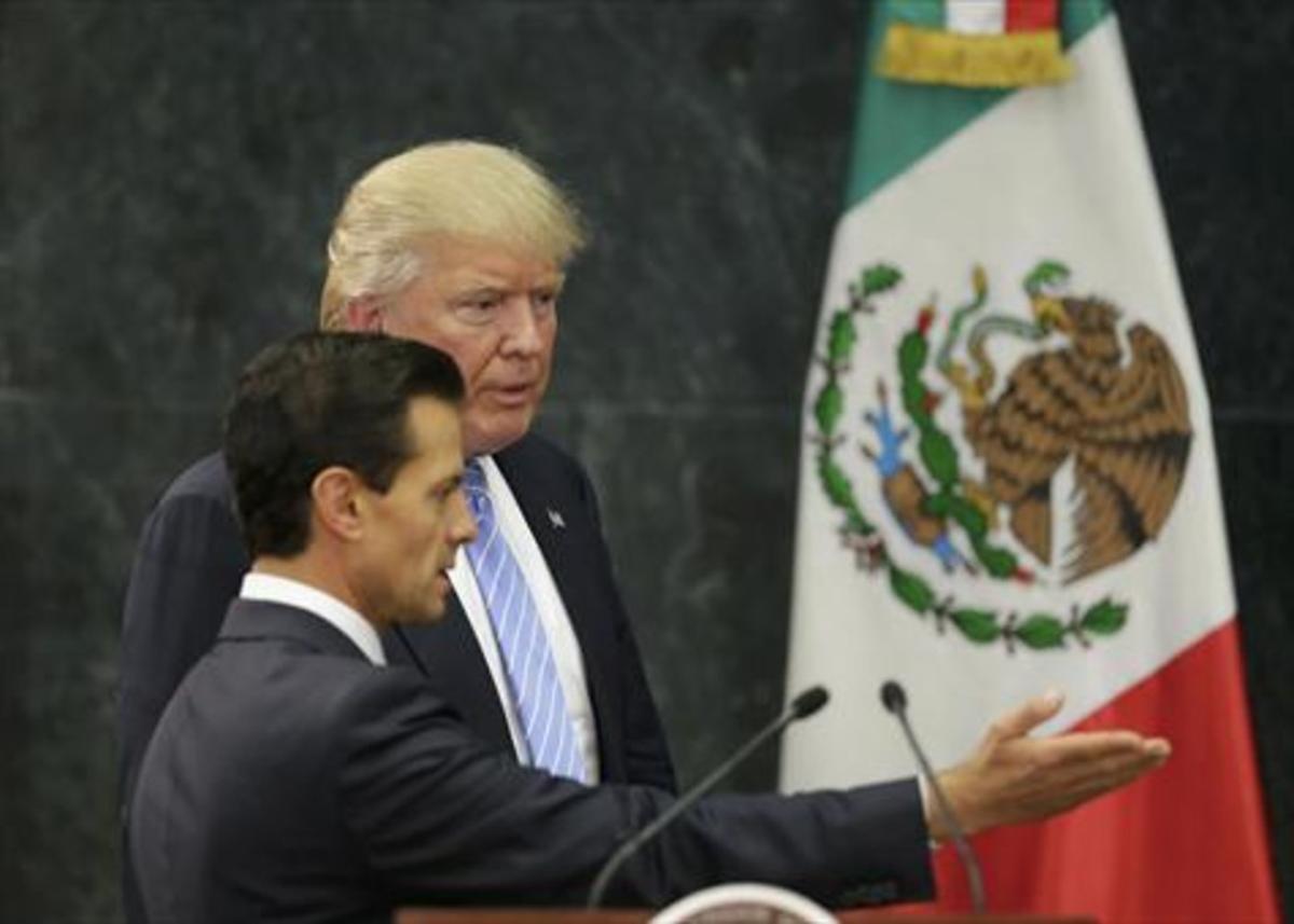 Donald Trump i Enrique Peña Nieto arriben a la roda de premsa a la residència presidencial de Los Pinos, ahir.