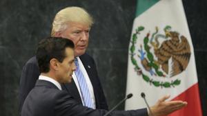 Donald Trump i Enrique Peña Nieto arriben a la roda de premsa a la residència presidencial de Los Pinos, ahir.