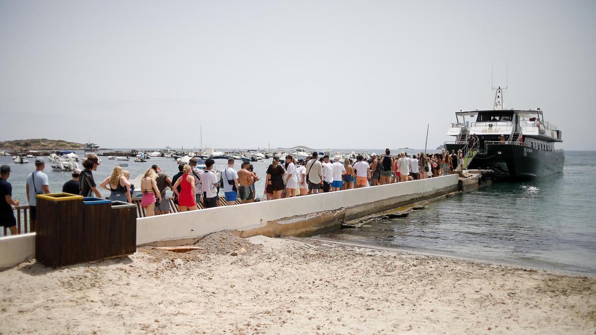 Imagen de archivo de pasajeros embarcando en un barco turístico en el muelle de es Viver.
