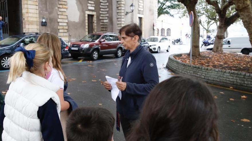 Tatiana Álvarez, junto a varios niños, con el Santo Ángel al fondo.