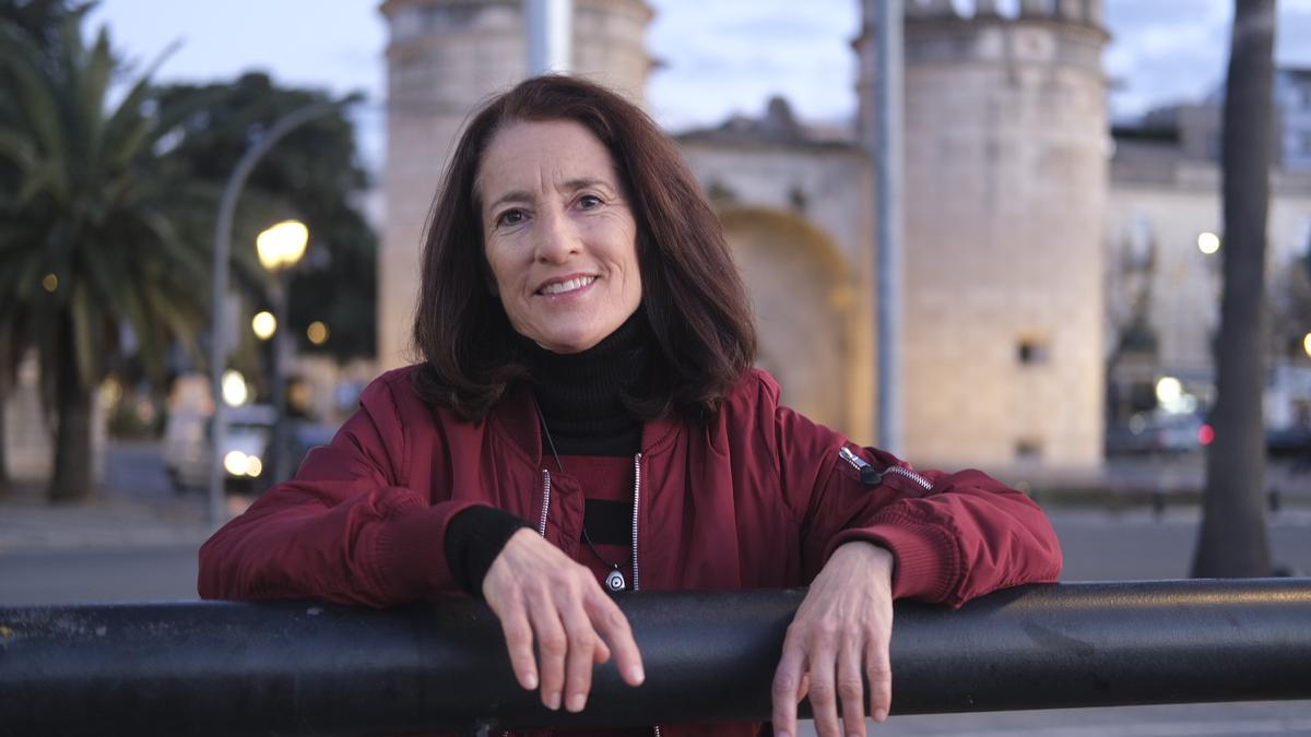 Teresa Pacheco, miembro de la Revuelta de Mujeres en la Iglesia, frente a la Puerta de Palmas en Badajoz