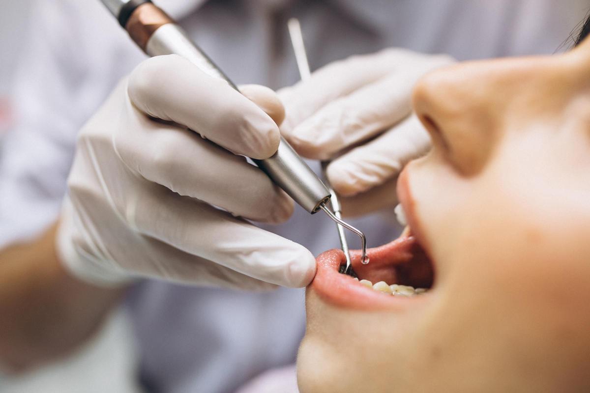Mantener una correcta higiene bucodental durante el verano es especialmente importante entre las personas mayores.