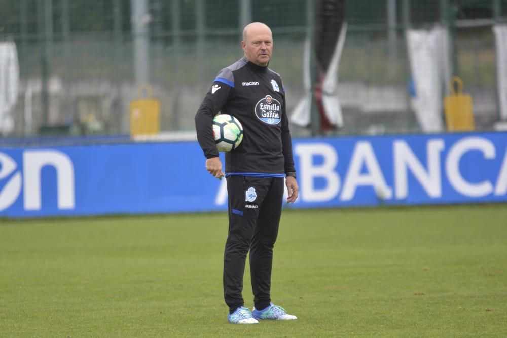 El internacional suizo se ha reincorporado este martes a los entrenamientos del Deportivo para preparar el partido ante la Real Sociedad.