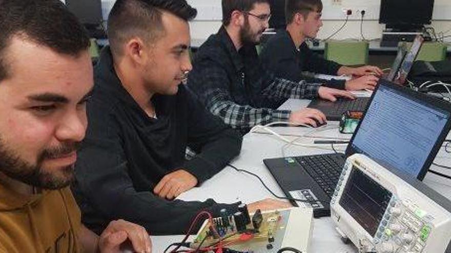 Alumnes de l&#039;institut Lacetània al taller d&#039;electrònica