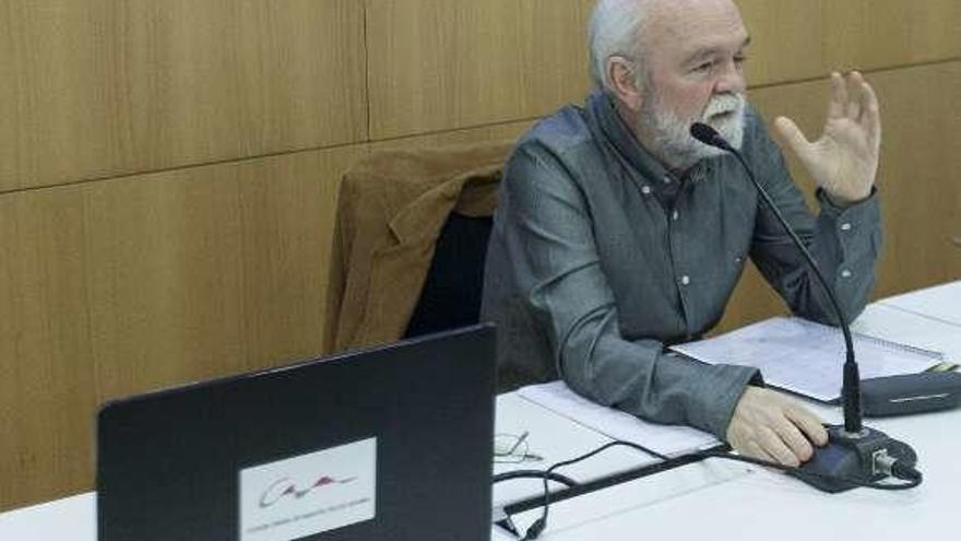 Víctor García Oviedo, ayer, durante su conferencia.