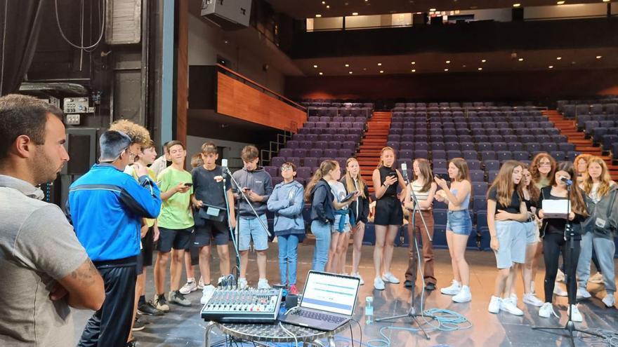 Els alumnes del Centre Escola Empordà, al teatre de Roses, gravant les cançons. | CENTRE ESCOLAR EMPORDÀ