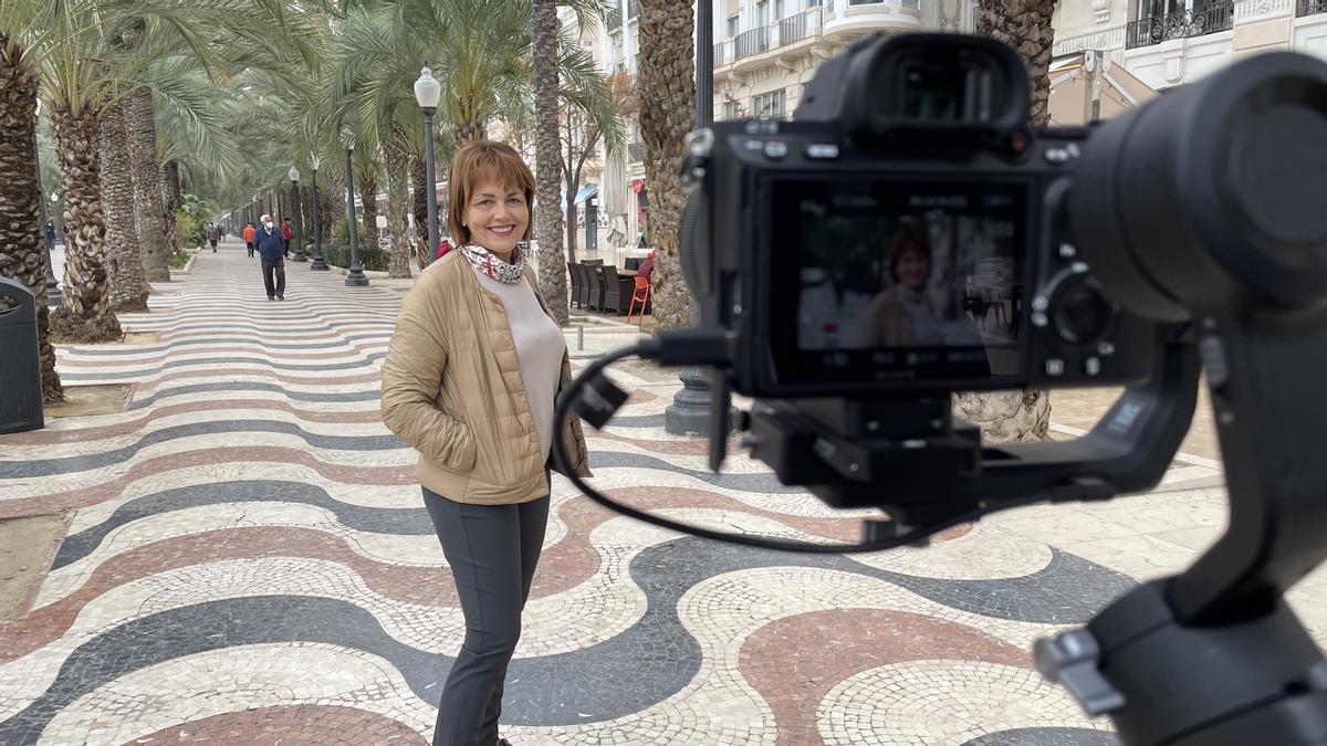 María José San Román, durante el rodaje en la Explanada de Alicante