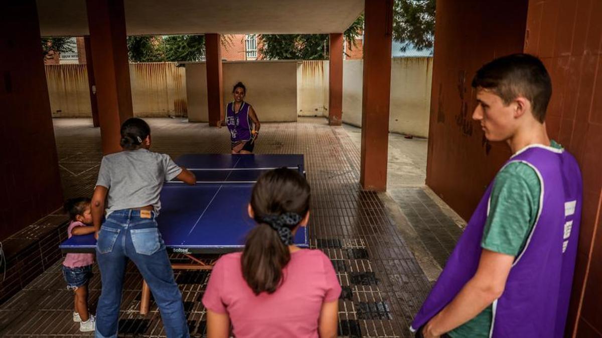 Unos niños juegan a ping-pong en la escuela Pau Casals, en un proyecto gratuïto y universal para los niños del barrio de la Florida, en L'Hospitalet de Llobregat.