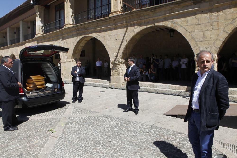 Cientos de personas despiden a Gustavo Bueno en su ciudad natal, Santo Domingo de la Calzada, en La Rioja