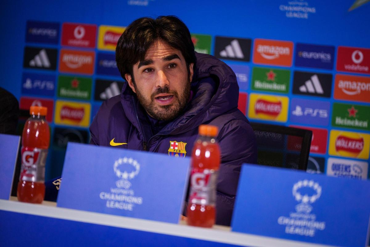 Pere Romeu en la previa del partido en Stamford Bridge