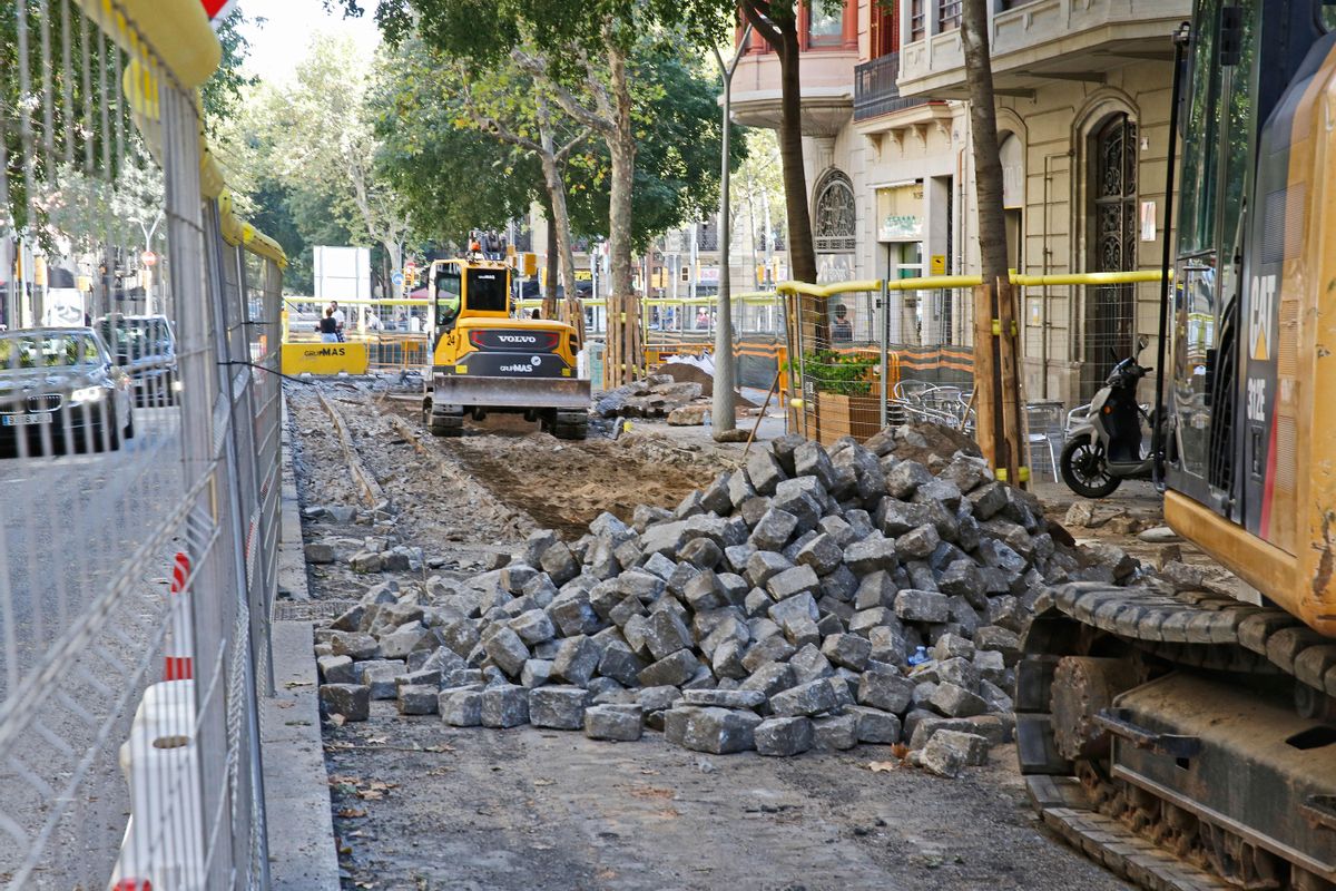 La superilla estudia reciclar a l’estil Born les llambordes trobades sota l’asfalt