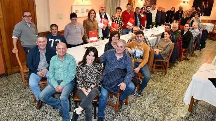 Foto de grupo de los asistentes a la reunión comarcal socialista.