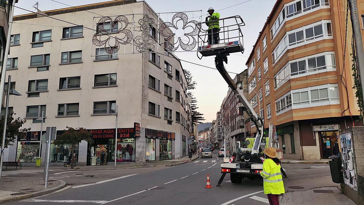 Los operarios colocando un arco en la intersección entre Pazos Fontenla y Johan Carballeira. |   // S.Á.