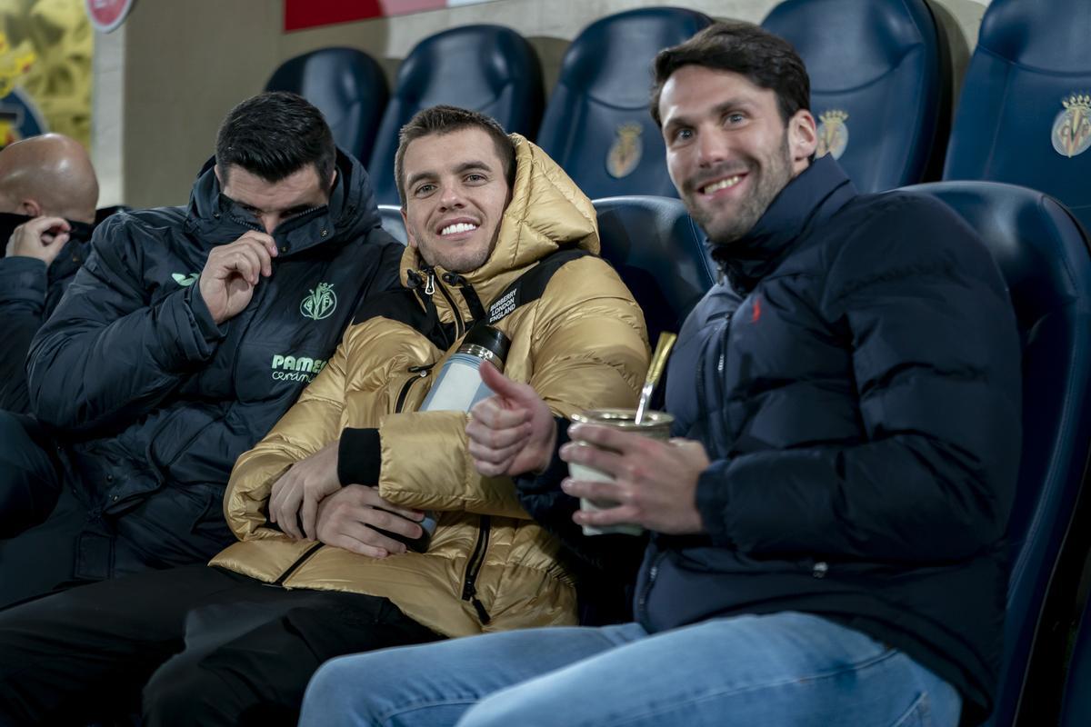 Dos de los jugadores que son baja por lesión, Gio Lo Celso y Alfonso Pedraza, se divierten en el Estadio de la Cerámica.