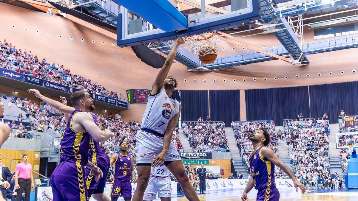 El Obradoiro arrasa en la 'guerra' con el Palencia