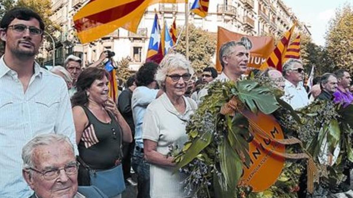 Ofrenda floral de Òmnium Cultural ante el monumento de Rafael Casanova en la Diada del 2012, en Barcelona.