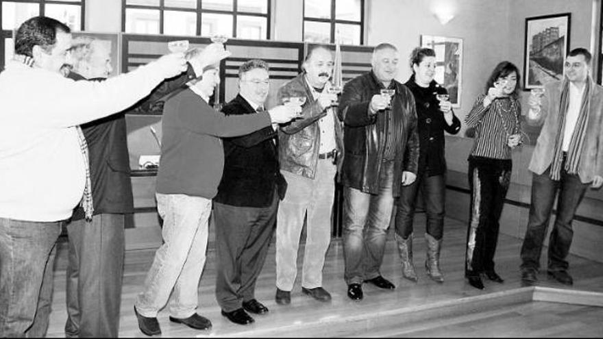 Alcaldes y ediles de los concejos mineros brindan en un acto institucional celebrado en el Ayuntamiento de San Martín.