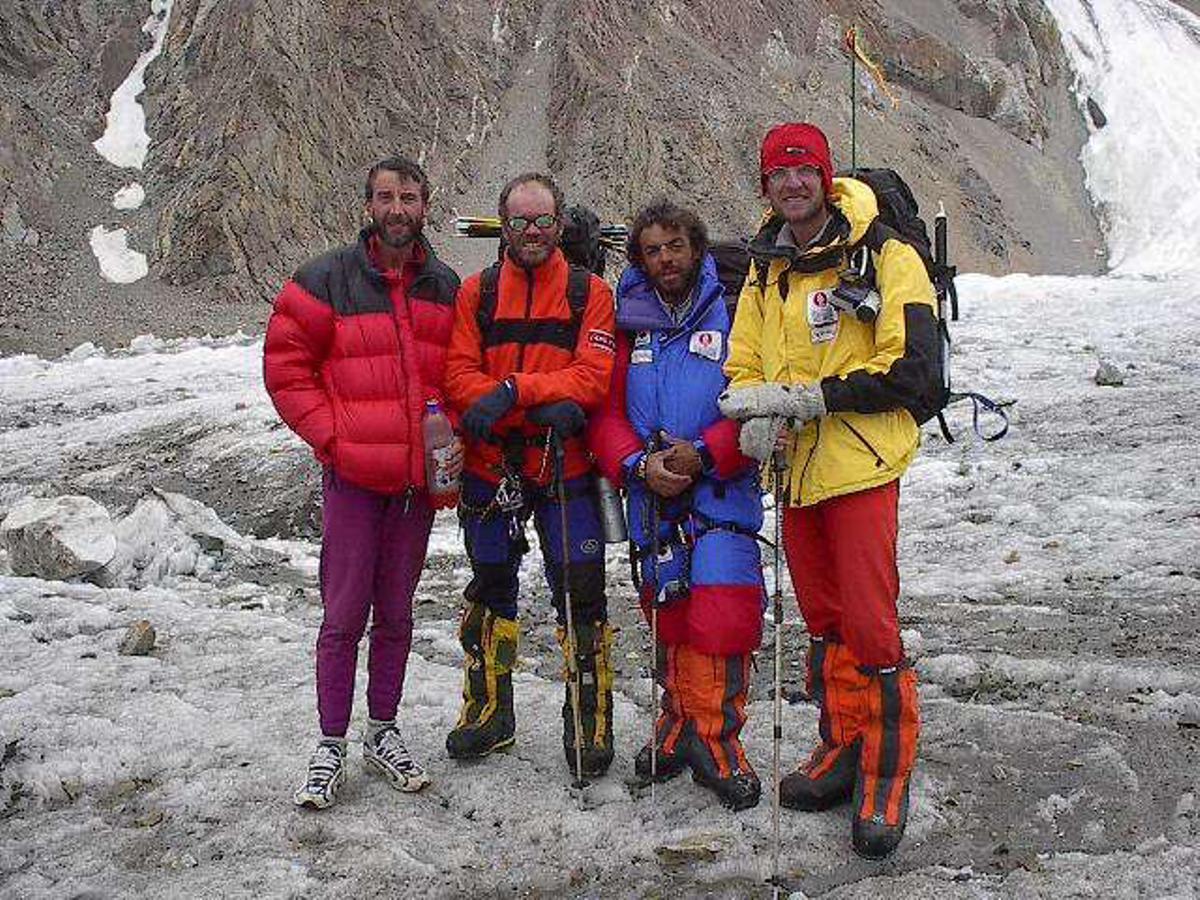 FOTO DEL AÑO 2001.EXPEDICION ARAGONESA AL K - 2. JAVIER BARRA, PEPE GARCES, JOSE CARLOS PAUNER Y JAVIER PEREZ EN EL CAMPO BASE A LA VUELTA DE HACER CIMA.MONTAÑISMO. EXPEDICIONES. K - 2.SERVICIO ESPECIALDESCONOCIDO. MONTAÑISMO. EXPEDICIONES. K - 2