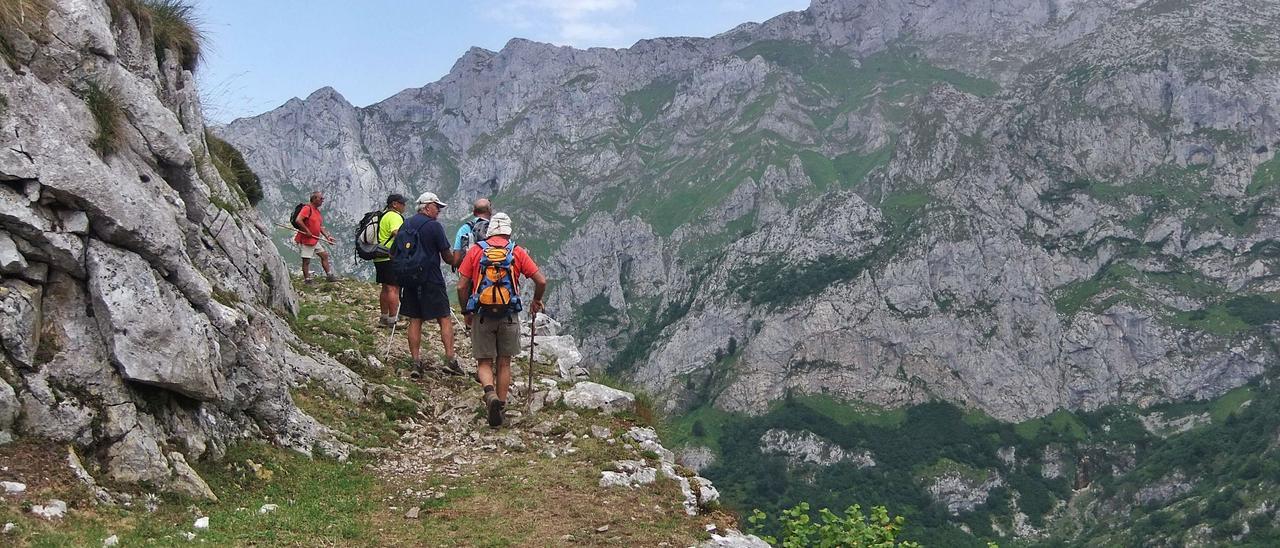 La senda, bordeando el valle del Dobra, con la muralla del Cornión enfrente. Al fondo, Ordiales.