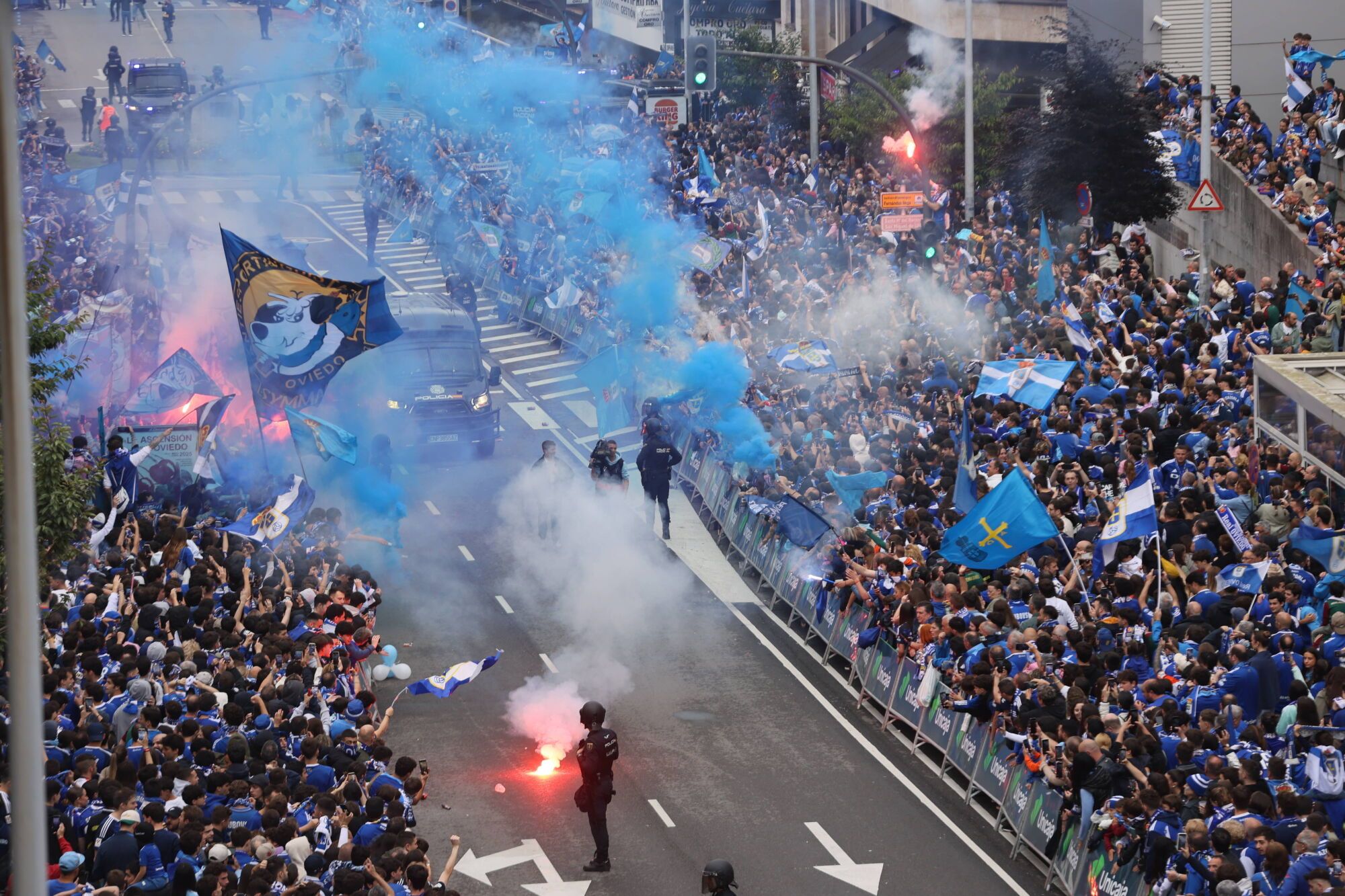 Así fue el recibimiento de la afición al Real Oviedo y toda la previa del último partido de la temporada