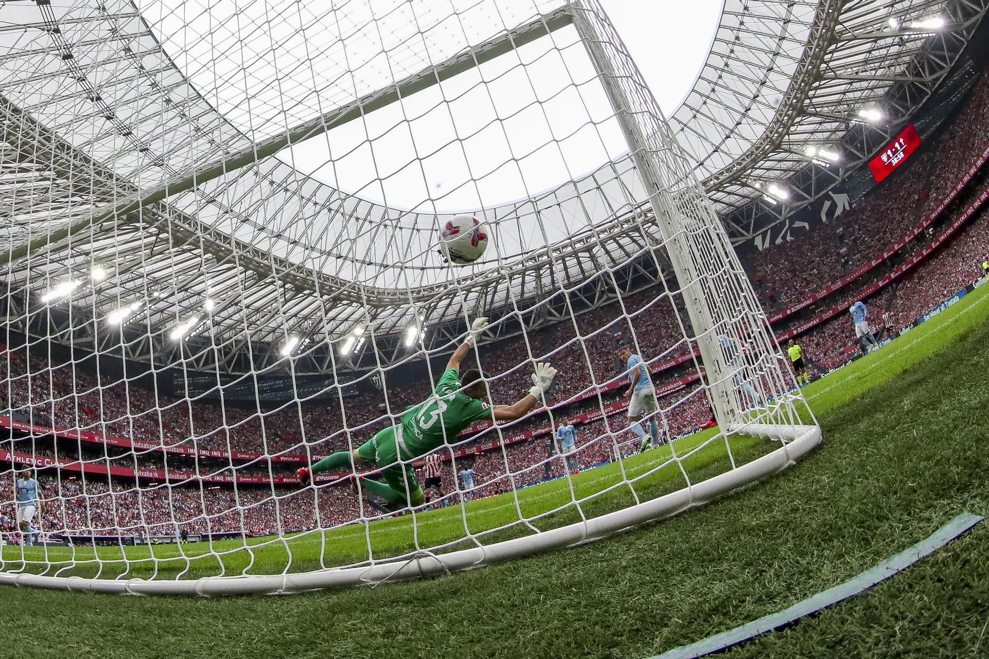 BILBAO, 22/09/2024.- Segundo gol del delantero del Athletic Club Gorka Guruzeta durante su partido de la jornada 6 de LaLiga contra el Celta de Vigo en el estadio de San Mamés en Bilbao este domingo. EFE/ Luis Tejido