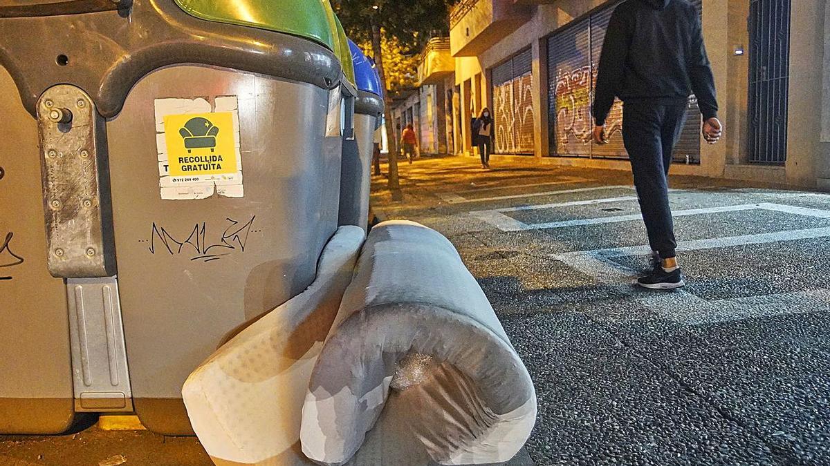 Un matalàs fora dels contenidors a la carretera de Santa Eugènia, a tocar del carrer Riu Güell. | MARC MARTÍ