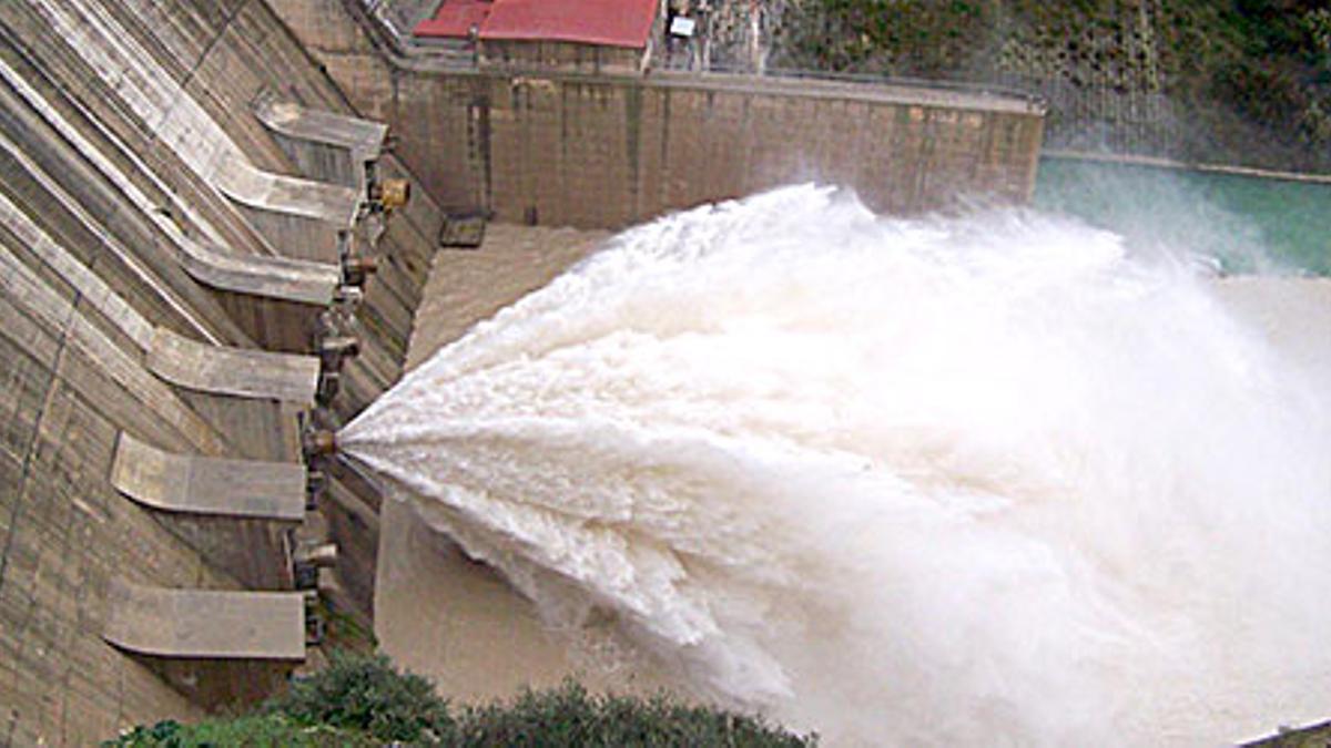 La presa de Iznajar desembalsando agua.