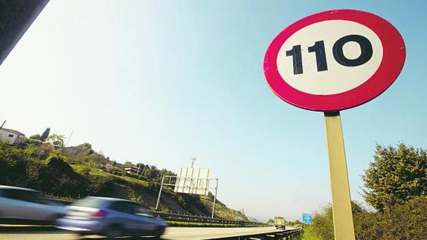 Una señal que prohíbe circular a más de 110 kilómetros por hora en la autopista «Y», a la altura de Serín.