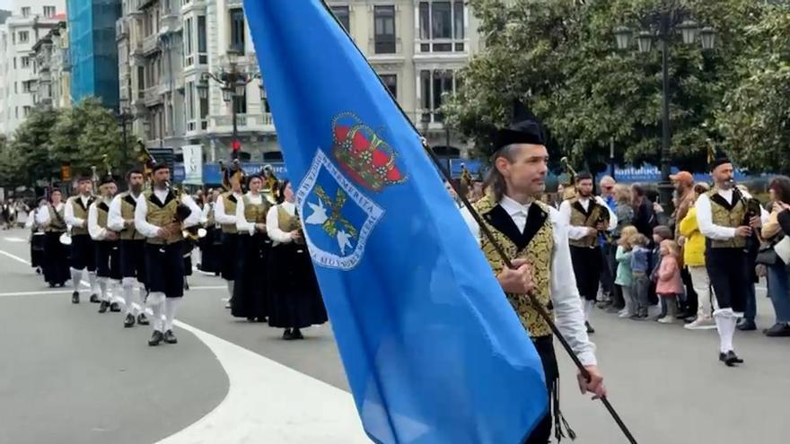 Las bandas de gaitas toman el centro de Oviedo en el gran desfile de La Ascensión: