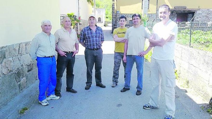 Habitantes de Moal, en las calles de su pueblo.