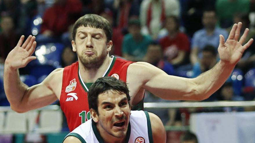 Carlos Suárez, junto a Voronov, en el partido del jueves jugado en Krasnodar.