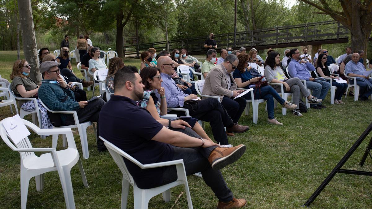 Público y participantes en el evento poético