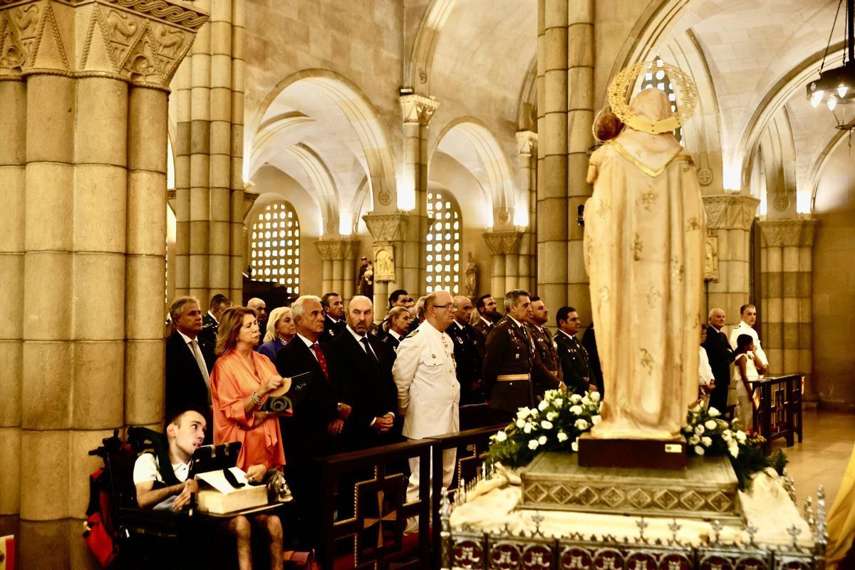 Alcaldesa, Carmen Moriyón, y el concejal de Relaciones Institucionales y Juventud, Jorge González-Palacios, asisten a la ofrenda floral a la Virgen del Carmen, patrona de La Armada.