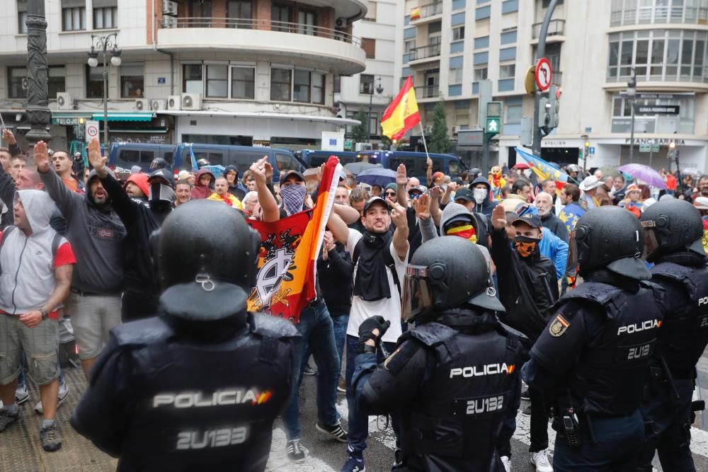 Nueve de Octubre: Tensión en las manifestaciones en el centro de Valencia
