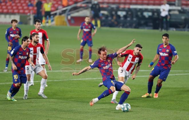 Rakitic marca un gol durante el partido de LaLiga Santander entre el FC Barcelona y el Athletic de Bilbao disputado en el Camp Nou.