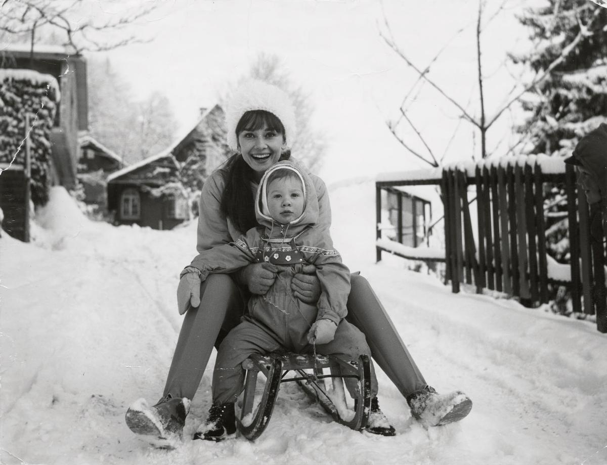 Mel Ferrer, de niño, con su madre, en la nieve, en Burgenstock (Lucerna, Suiza).