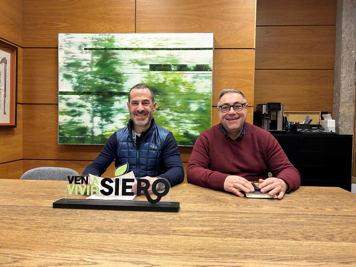 Por la izquierda, Ángel García y Pergentino Martínez, en el Ayuntamiento de Siero