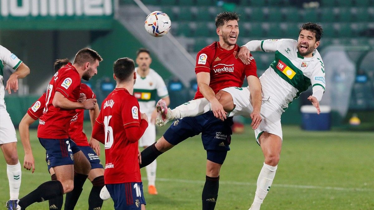 Antonio Barragán y David García, durante el Osasuna-Elche