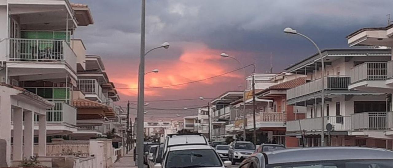 No es fuego, es un rojo ocaso en Oliva