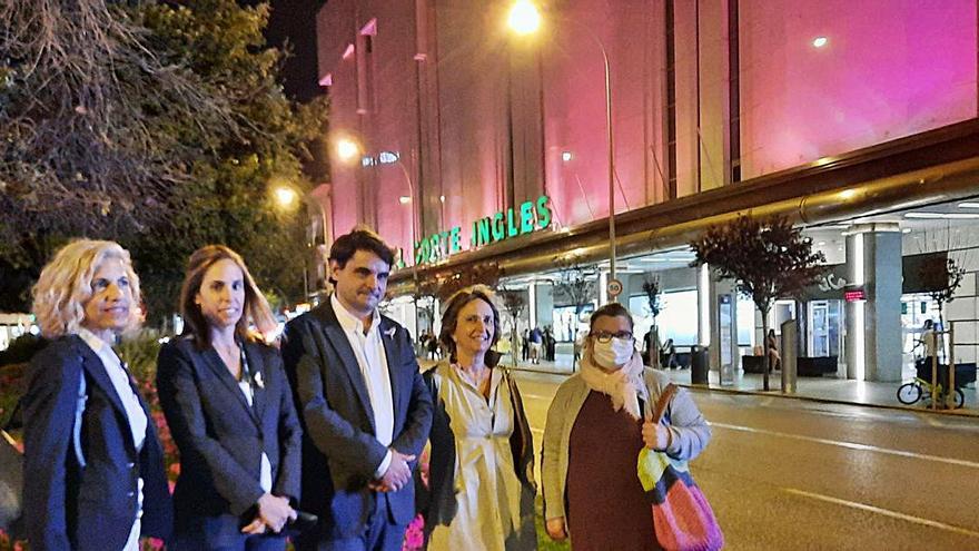 El Corte Inglés tiñe su fachada de rosa