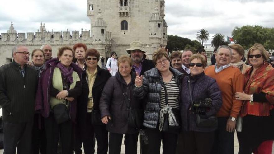 Un grupo de alistanos ante la torre de Belem.