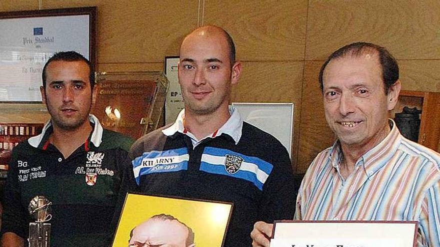 Por la izquierda, Óscar Castro, junto a su hermano Enrique y Quini, cuando el delantero recogió el &quot;Asturiano del Mes&quot; de LA NUEVA ESPAÑA, en 2009.