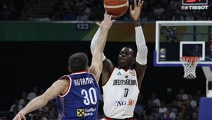 Manila (Philippines), 10/09/2023.- Dennis Schroder of Germany (R) in action against Aleksa Avramovic of Serbia during the FIBA Basketball World Cup 2023 final match between Serbia and Germany at the Mall of Asia in Manila, Philippines, 10 September 2023. (Baloncesto, Alemania, Filipinas) EFE/EPA/ROLEX DELA PENA