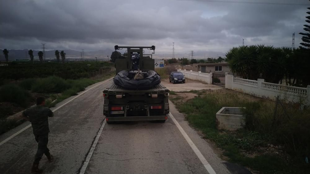 Imagen del despliegue militar en la Vega Baja para auxiliar a vecinos afectados por la gota fría.