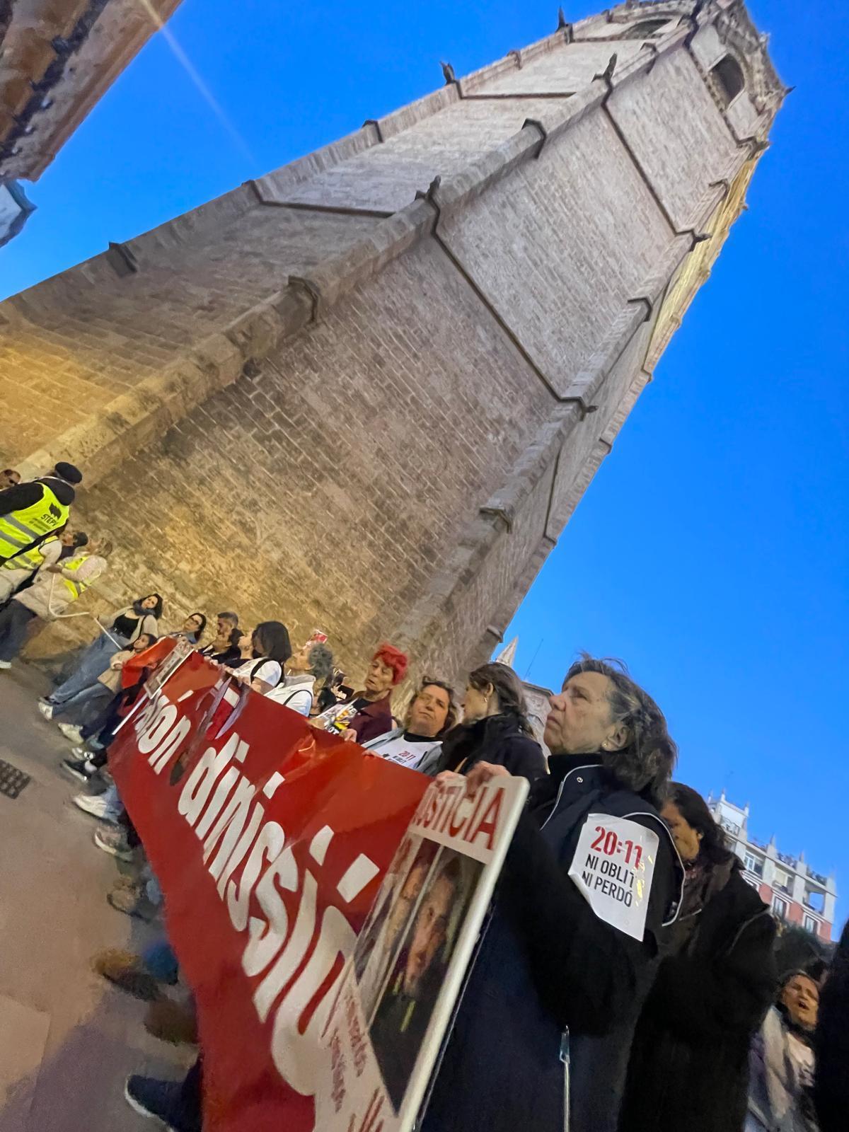 La cabecera de la manifestación, justo bajo el Micalet en su camino hacia la plaza de la Verge