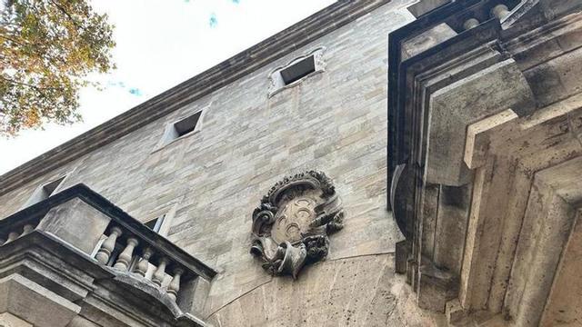 Escudo en la entrada de la Audiencia Provincial y el Tribunal Superior de Justicia de Baleares.