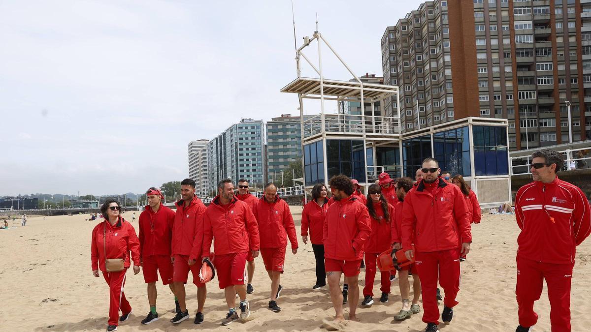 Miembros del equipo de salvamento, en San Lorenzo.