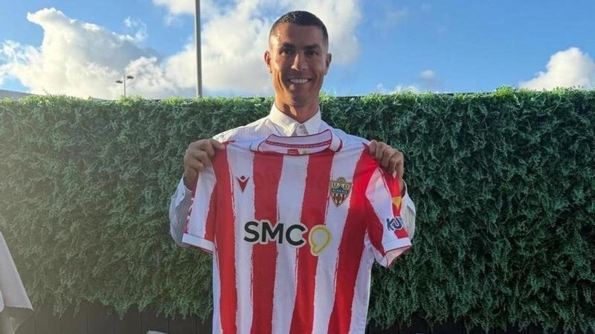 Cristiano Ronaldo, con la camiseta de la UD Almería.