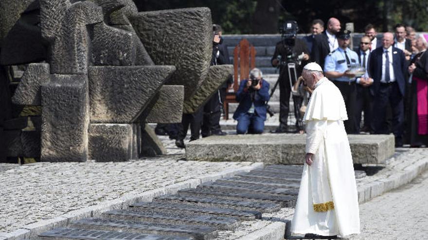 El Papa después de traspasar la puerta de Auschwitz, sobre la que figura la macabra leyenda &quot;El trabajo os hará libres&quot;.